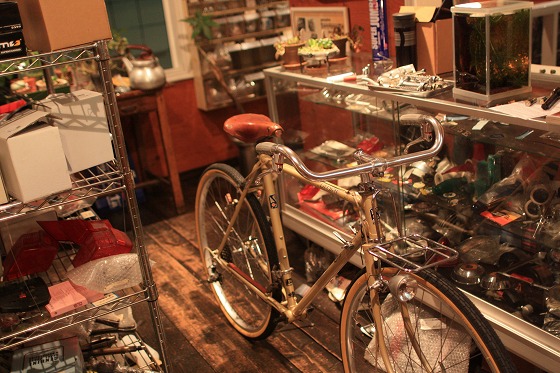 仮組みされたベスパの自転車フレーム（省スペース対策）