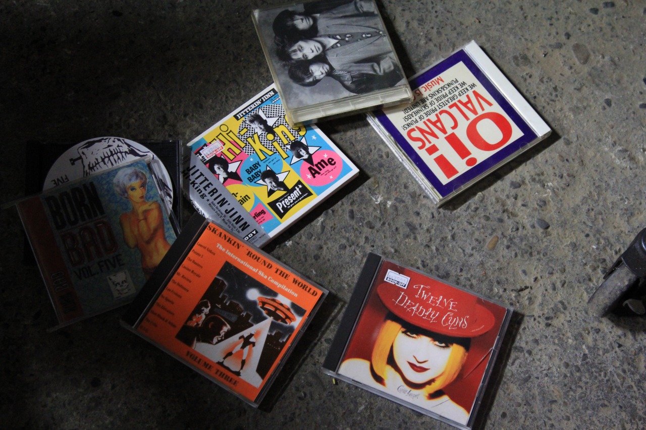 床に散乱したCD