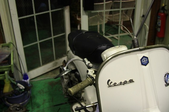 シフトケーブルのアウター交換作業中の白いVespa RALLY