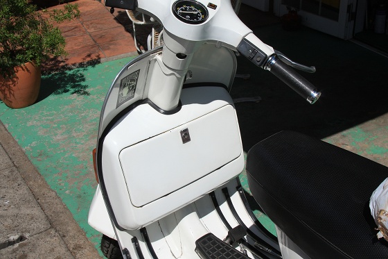ベスパのフロントグローブボックスを開けたところ