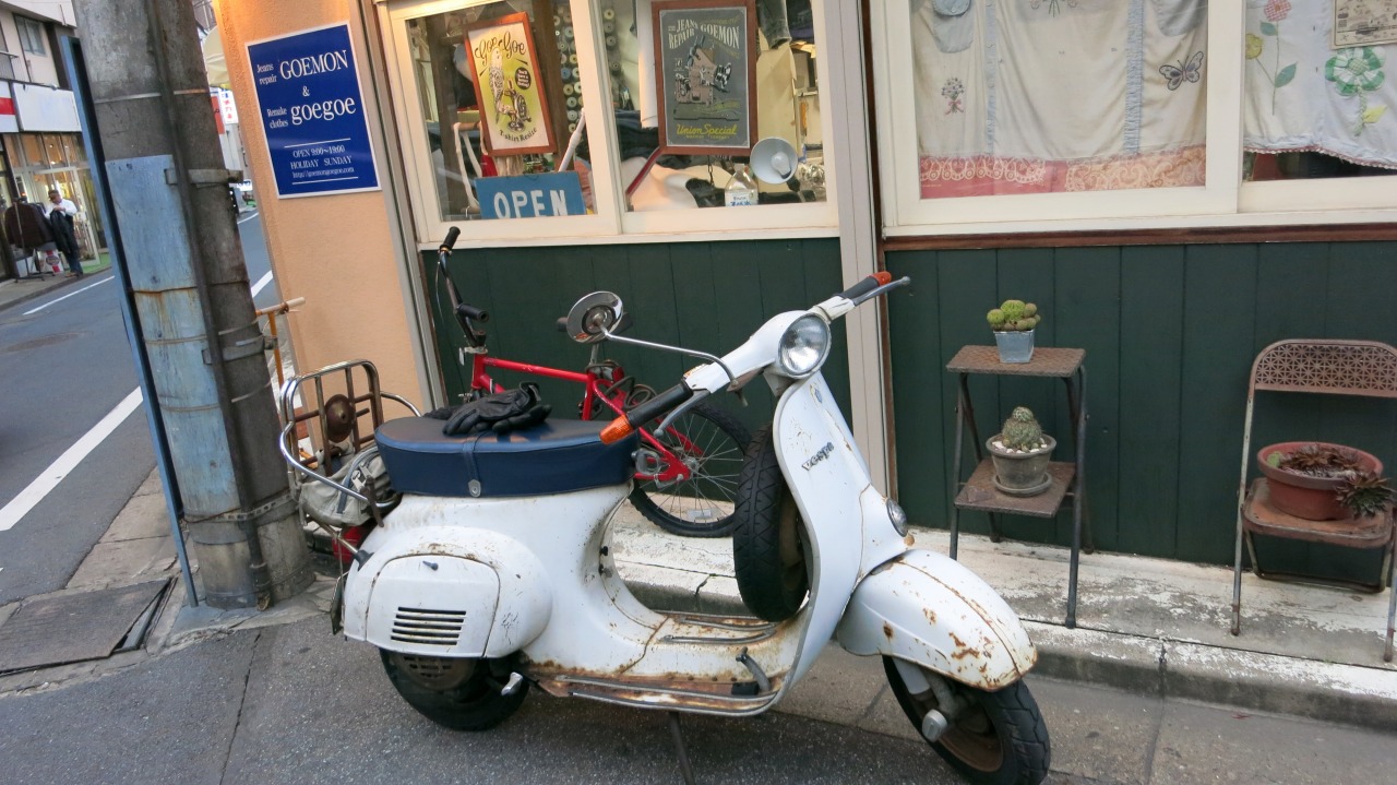 夜の道を走るvespa100の試運転風景