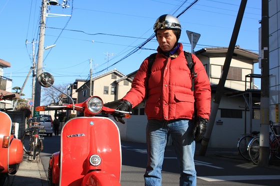 A様に納車されたベスパとともに撮影された記念写真。