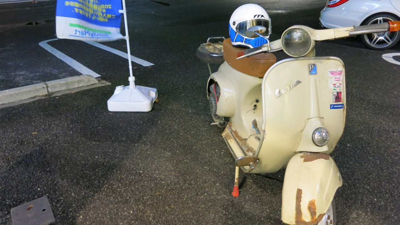 試運転に向かうvespa100と曇り空の景色