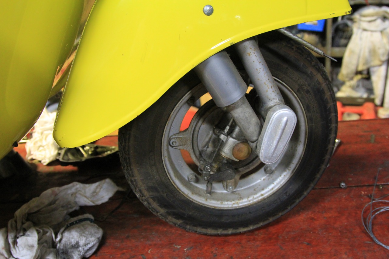 絶版となった9インチタイヤを装着したVespa 50Rの後輪まわり