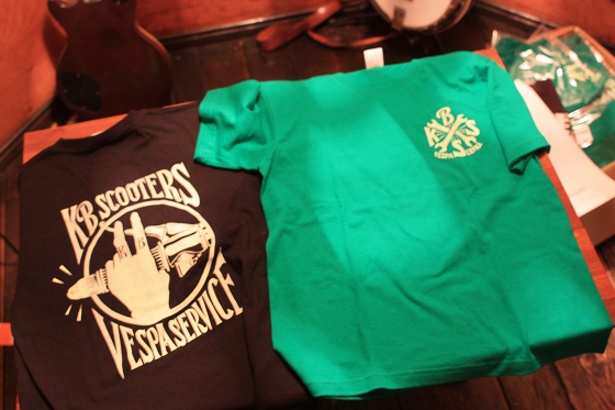 完成したブラックとグリーンのTシャツが並べられた写真。