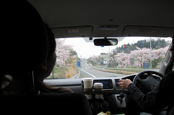 CHIC-SALEの車で福島県南相馬市へ向かう道中の様子。
