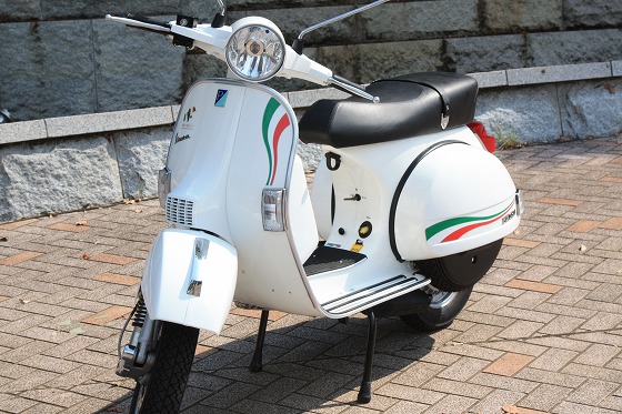 VESPA PX150 Unita'd'Italiaの右斜め前からの記念撮影