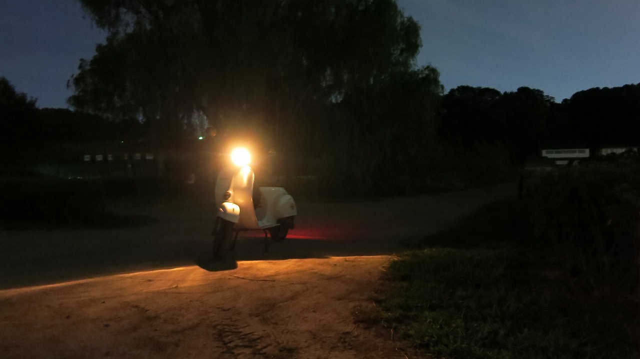 夕方に試運転中のvespa125ET3の前方シルエット