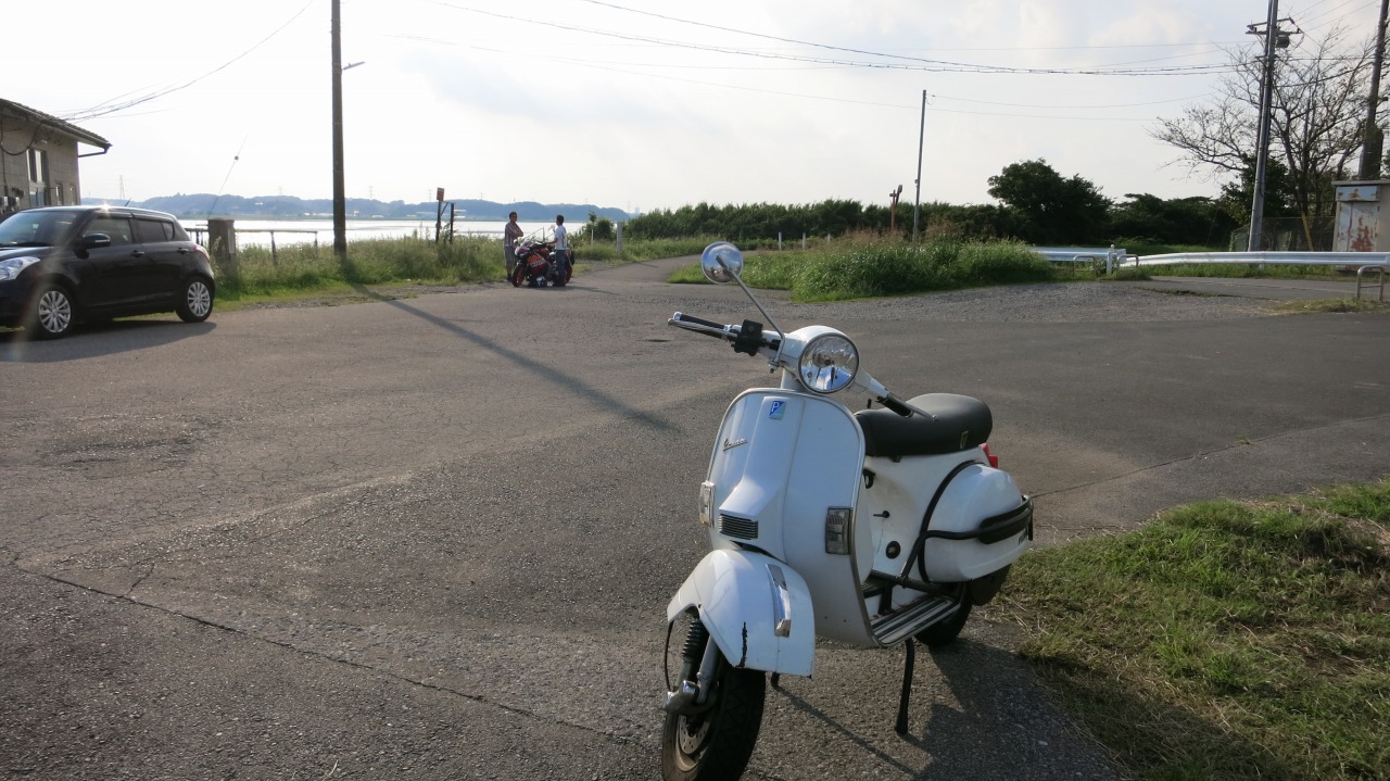 手賀沼沿いの道を走るベスパPX200FLの後ろ姿