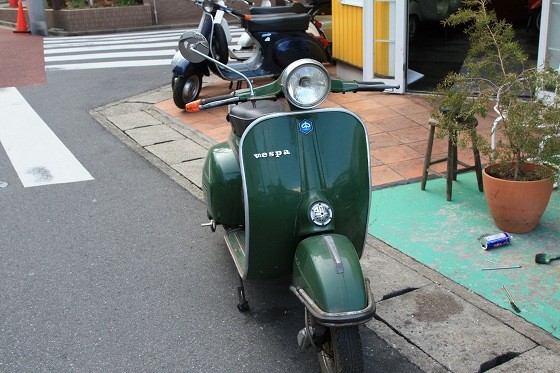 修理のために預かったVespa 125GTRの車体