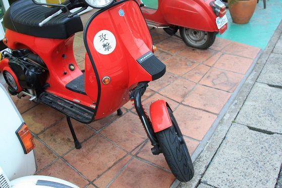 ベスパで来店したUさんが店先に停めた車両の写真。