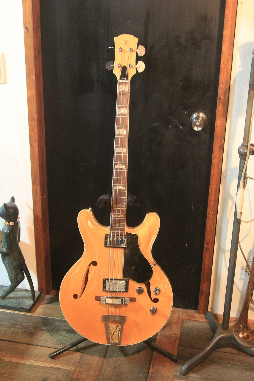 YAMAHA SA-75のセミアコベース本体の全景