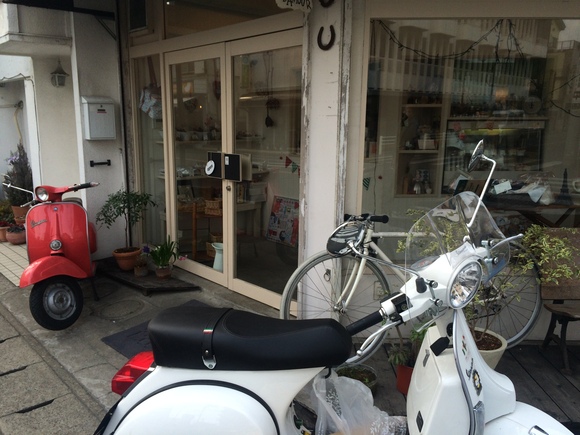 試運転ついでに立ち寄った店の前に停めたベスパ