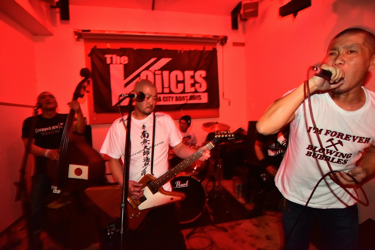 THE VOi!CESのライブ演奏中の様子