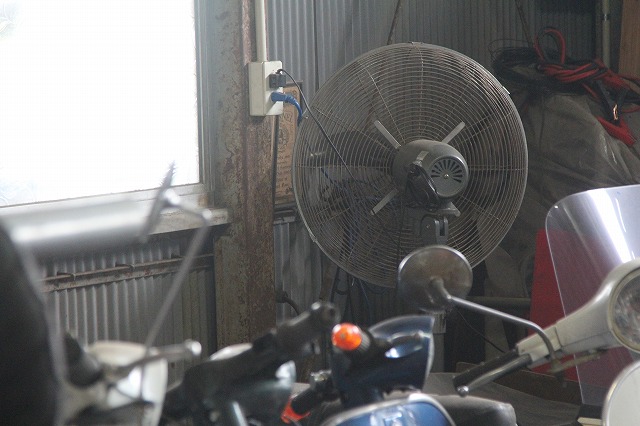 暑さに耐えきれず引っぱり出した古い扇風機