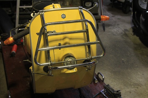 フロント周りを整備中のvespa100
