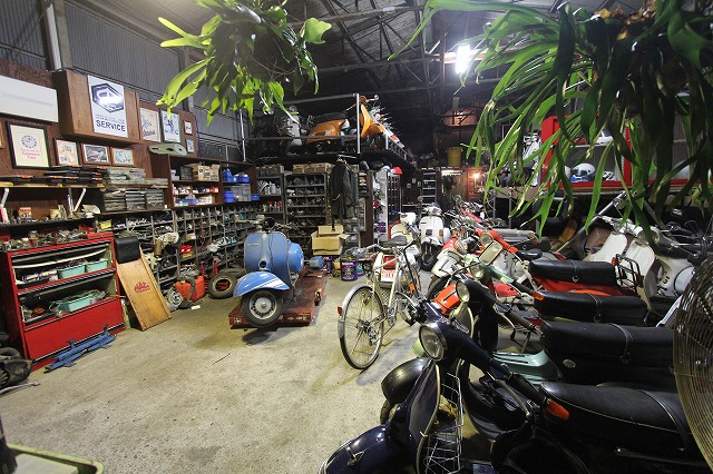 現店舗前の様子、バイクが並ぶ入り口付近の風景