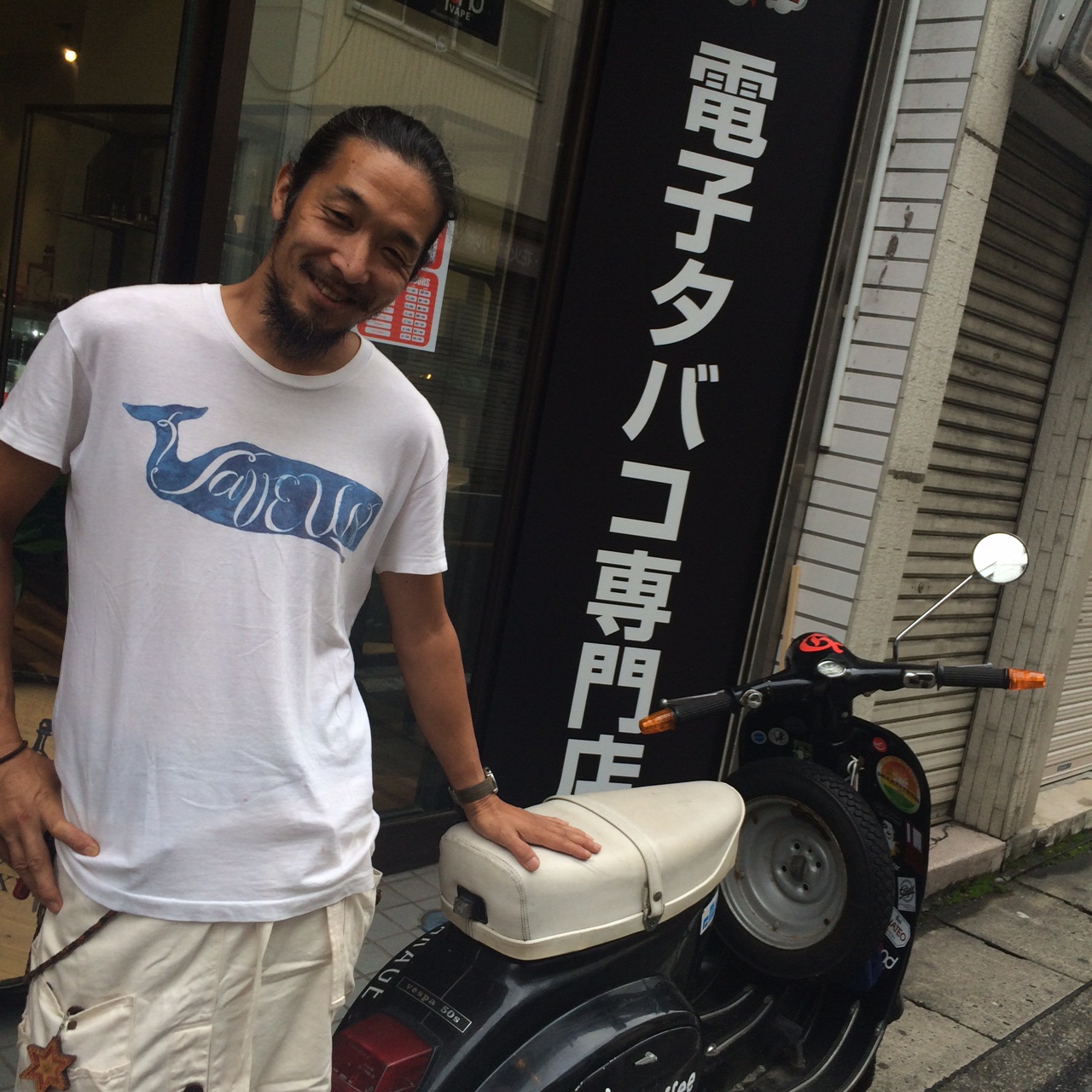 電子タバコ専門店前でベスパと並ぶS君