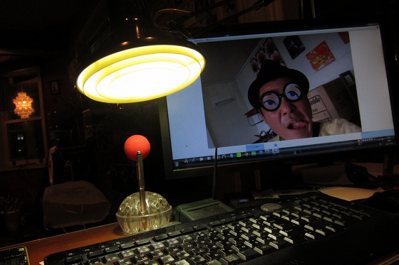 事務作業に追われるパソコン前の様子