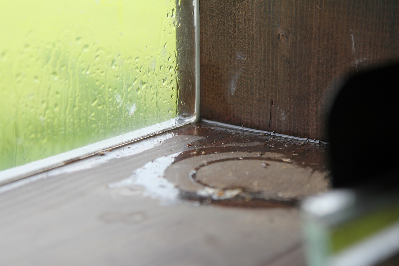 事務所の窓辺にできた雨漏り跡