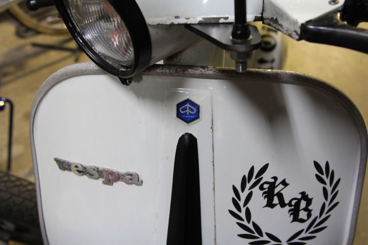 vespa50sのレッグシールドモール取り付け作業中の様子