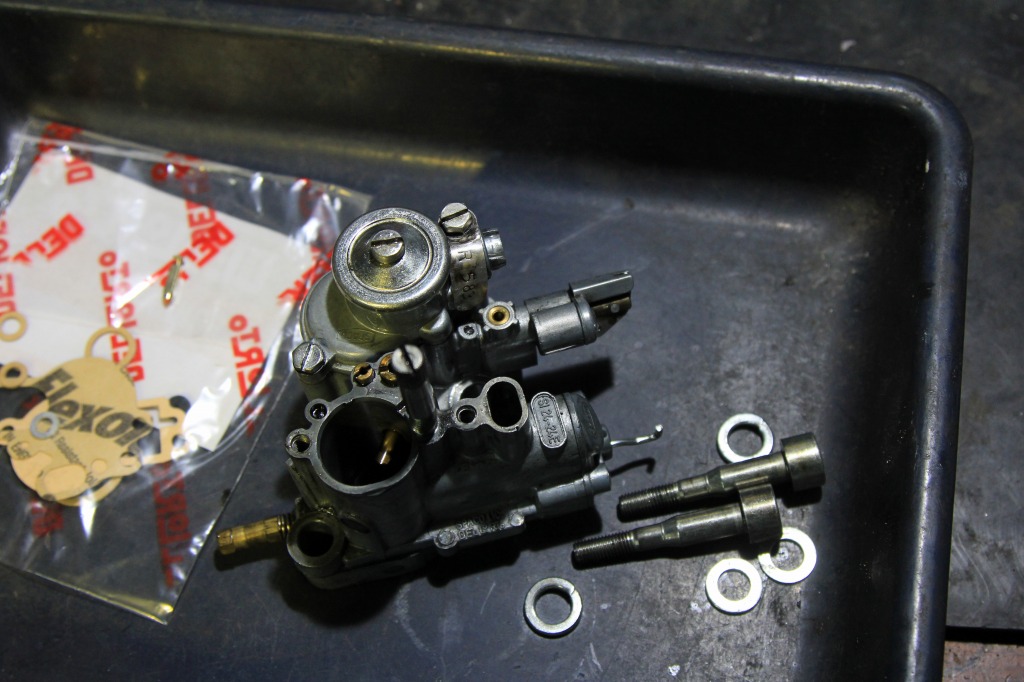 PX200FL2のキャブレター整備作業の様子