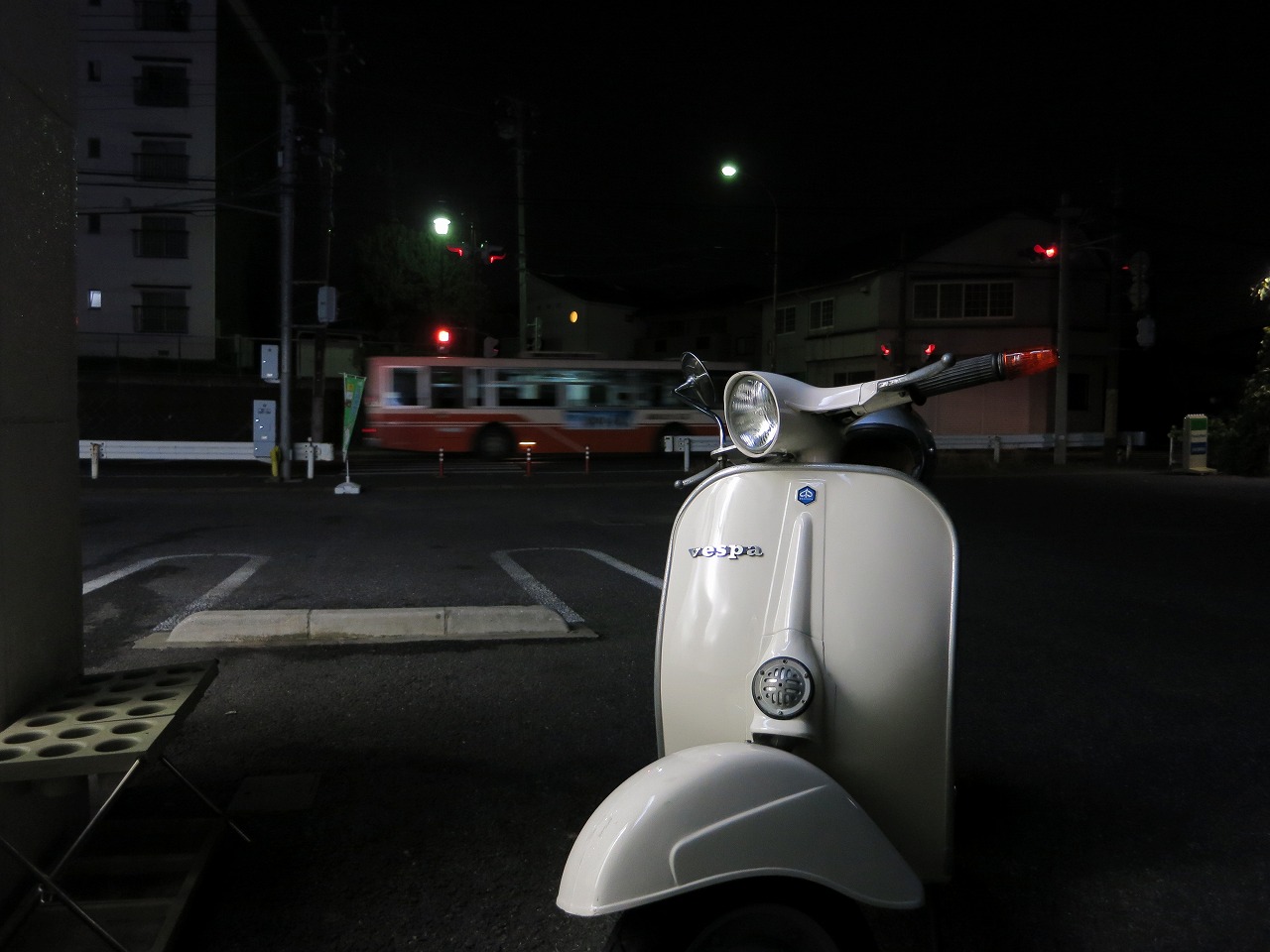 試運転を終えたベスパ50sと冬の風景