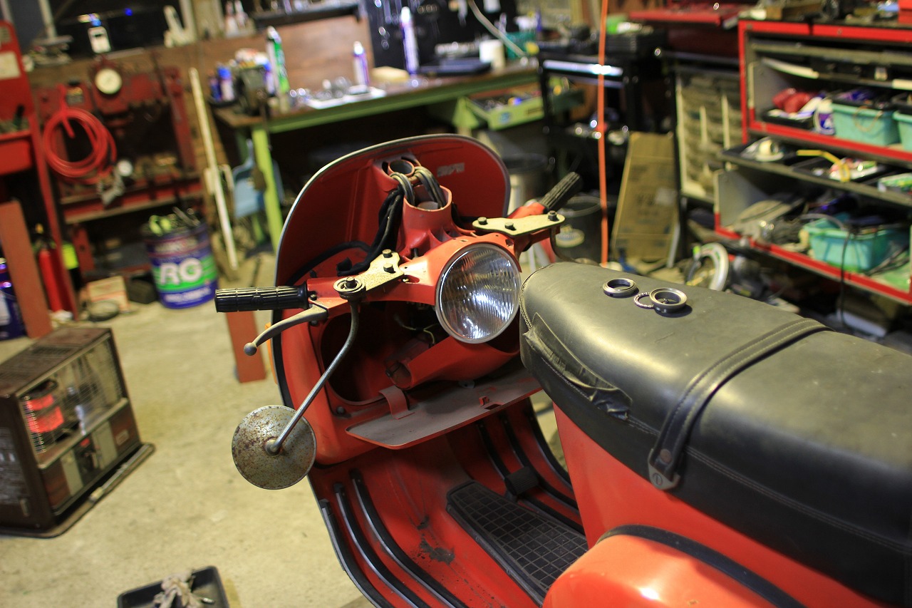 フロント周りを整備中のP125X