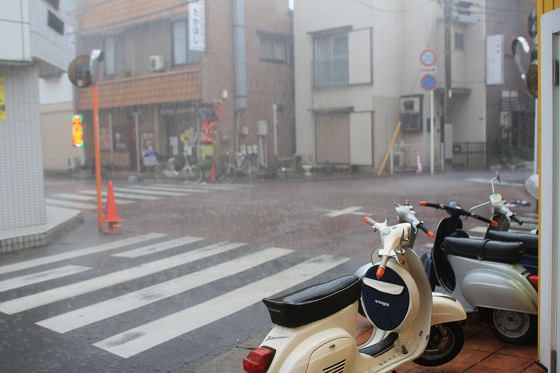 店先から見た激しい雨の様子。