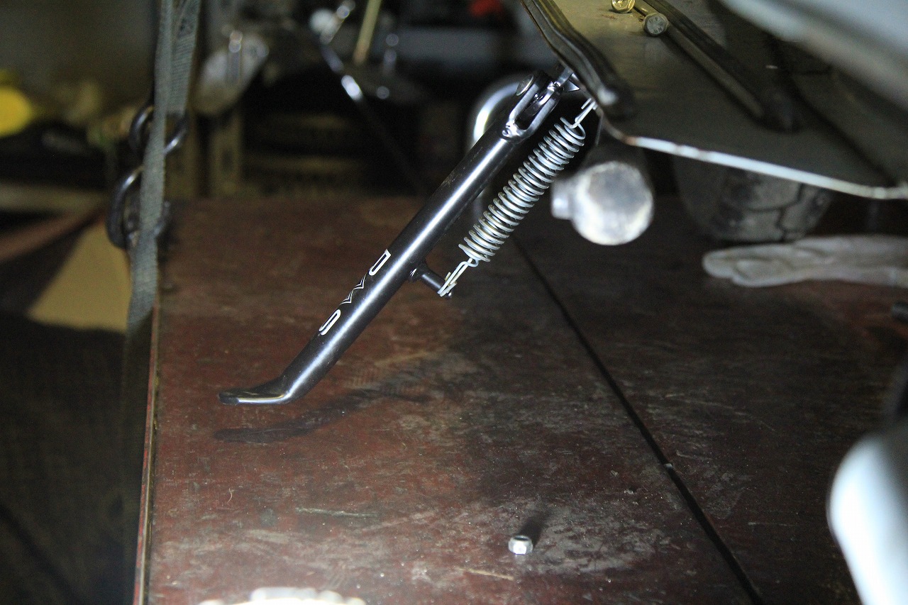 サイドスタンドの取り付け作業中のベスパと工具
