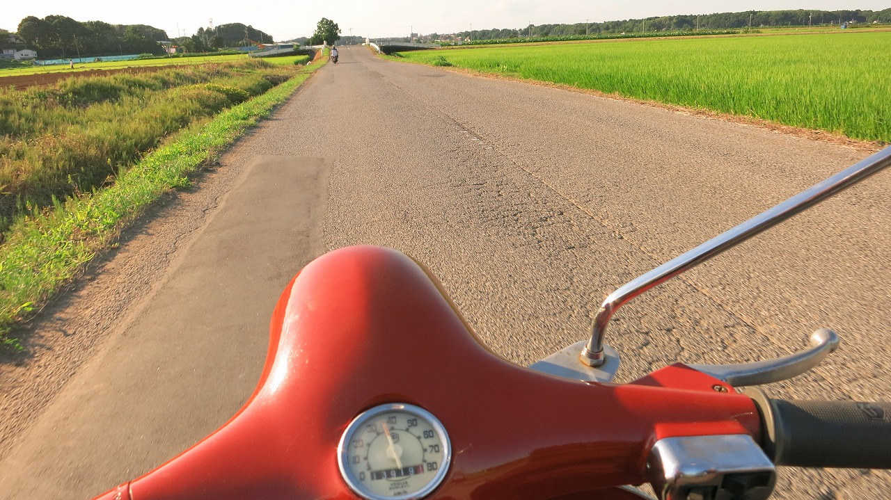 長時間の試運転に使用されたvespa50sと背景の道路