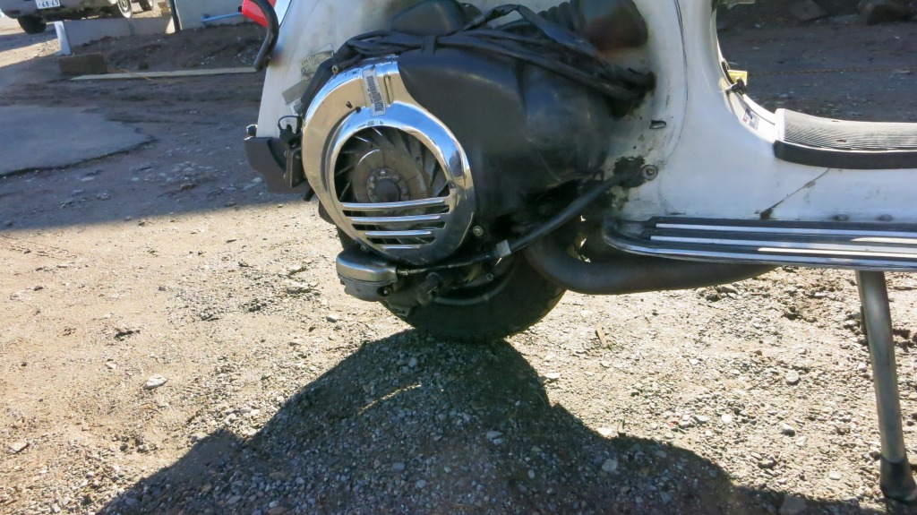 入庫した事故車LML125の全体