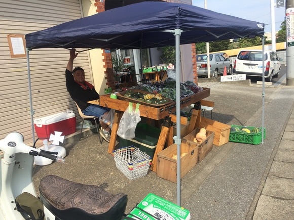 手賀沼沿いに出店中のカフェの外観をベスパ越しに撮影