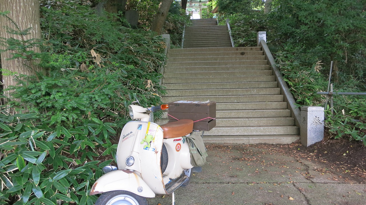 vespa100の長距離試運転中に立ち寄った石段のある神社
