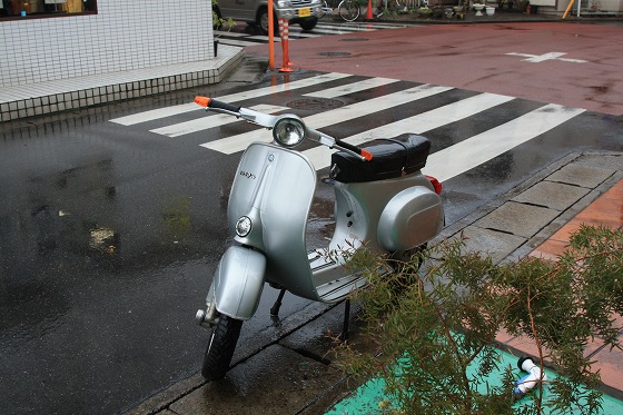 雨の中撮影された入荷直後のベスパ50s。