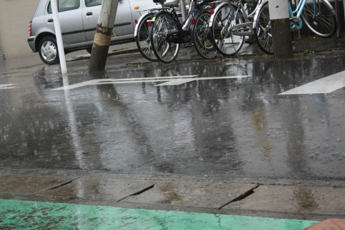 春の嵐で強風と激しい雨に見舞われた外の様子