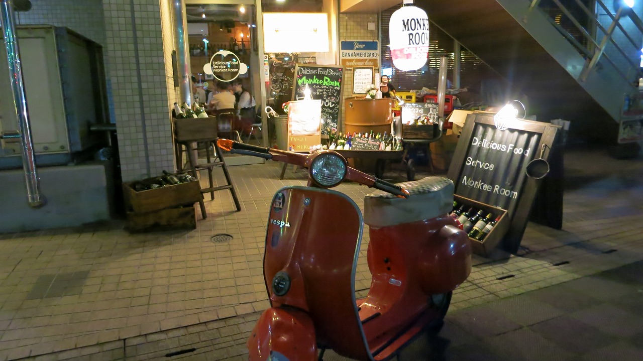 MONKEE ROOM納車前に店舗前へ運ばれたベスパ