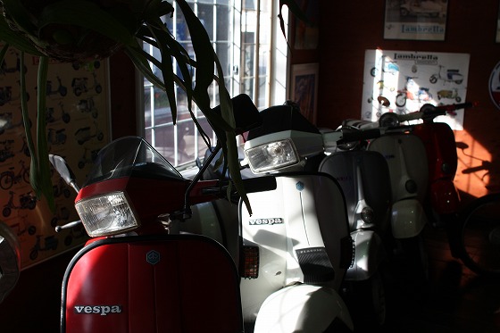 店内に並ぶPX125T5とPX200GSを横から見た様子