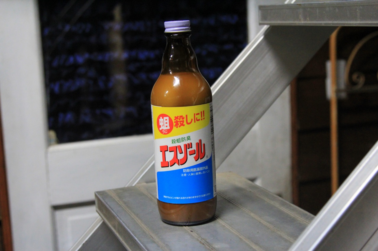 屋外トイレに集まる虫たちへの対策
