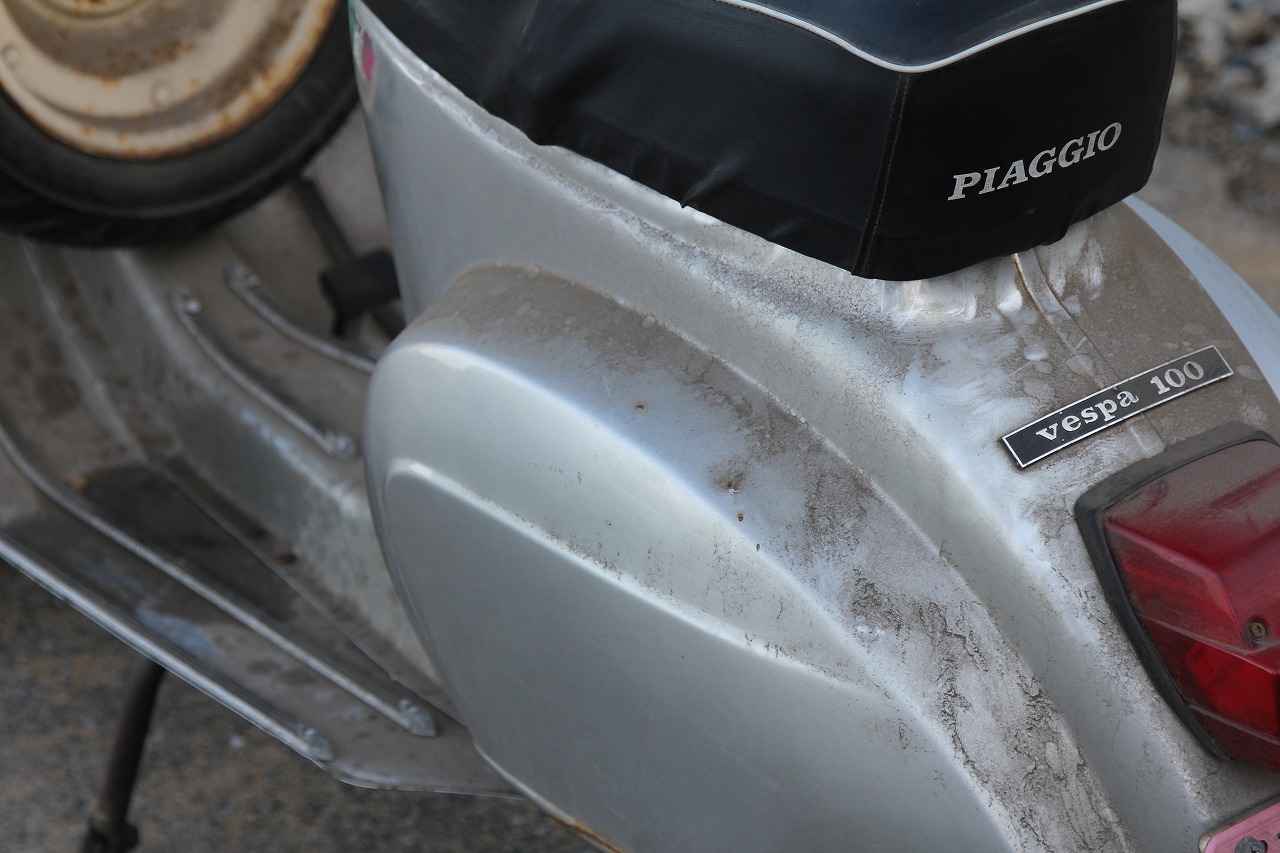 整備を終えたベスパを屋外で洗車している様子