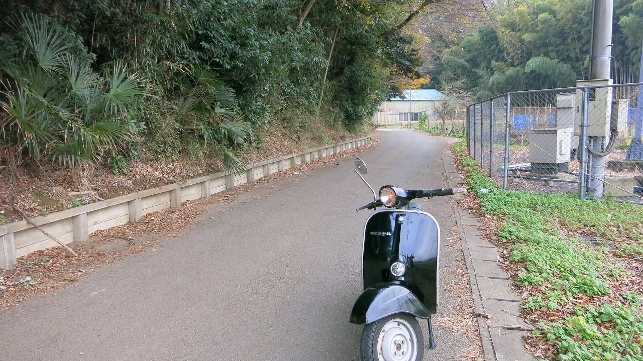 店内に置かれたベスパの車体を正面から撮影した様子