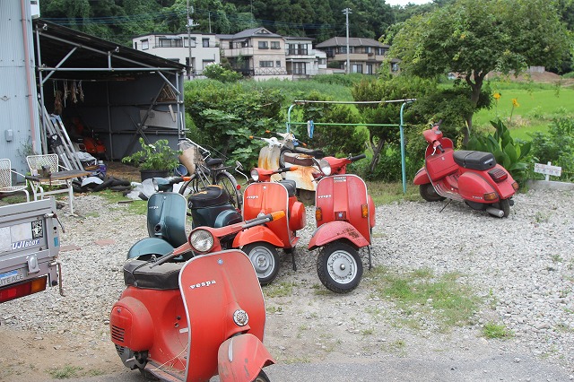 物置から引っぱり出されたベスパの車両、敷地内に置かれた状態