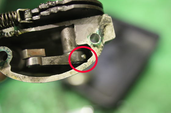 セレクターボックスを開けてピンの状態を点検している様子。