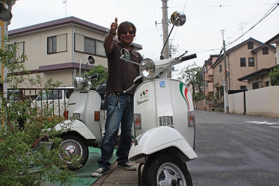 納車されたばかりのVESPA PX150 Unita'd'ItaliaとY様の記念写真。