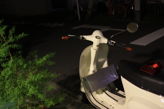 事故修理後のベスパ50sを試運転中の様子