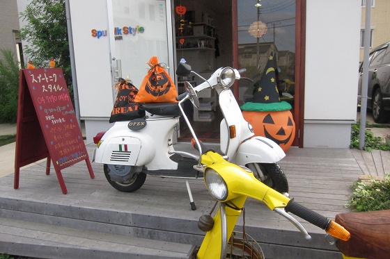 試運転中のベスパ50sとハロウィン装飾の美容室前