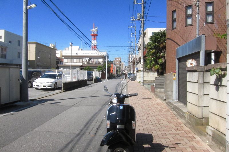 朝一番に試運転へ出発するPX200FL2の横姿。