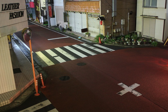 夜の交差点を見下ろした風景、焼き鳥屋が閉まった後の静けさを感じさせる。