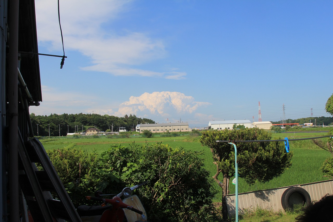 晴れた空に浮かぶ初夏の雲