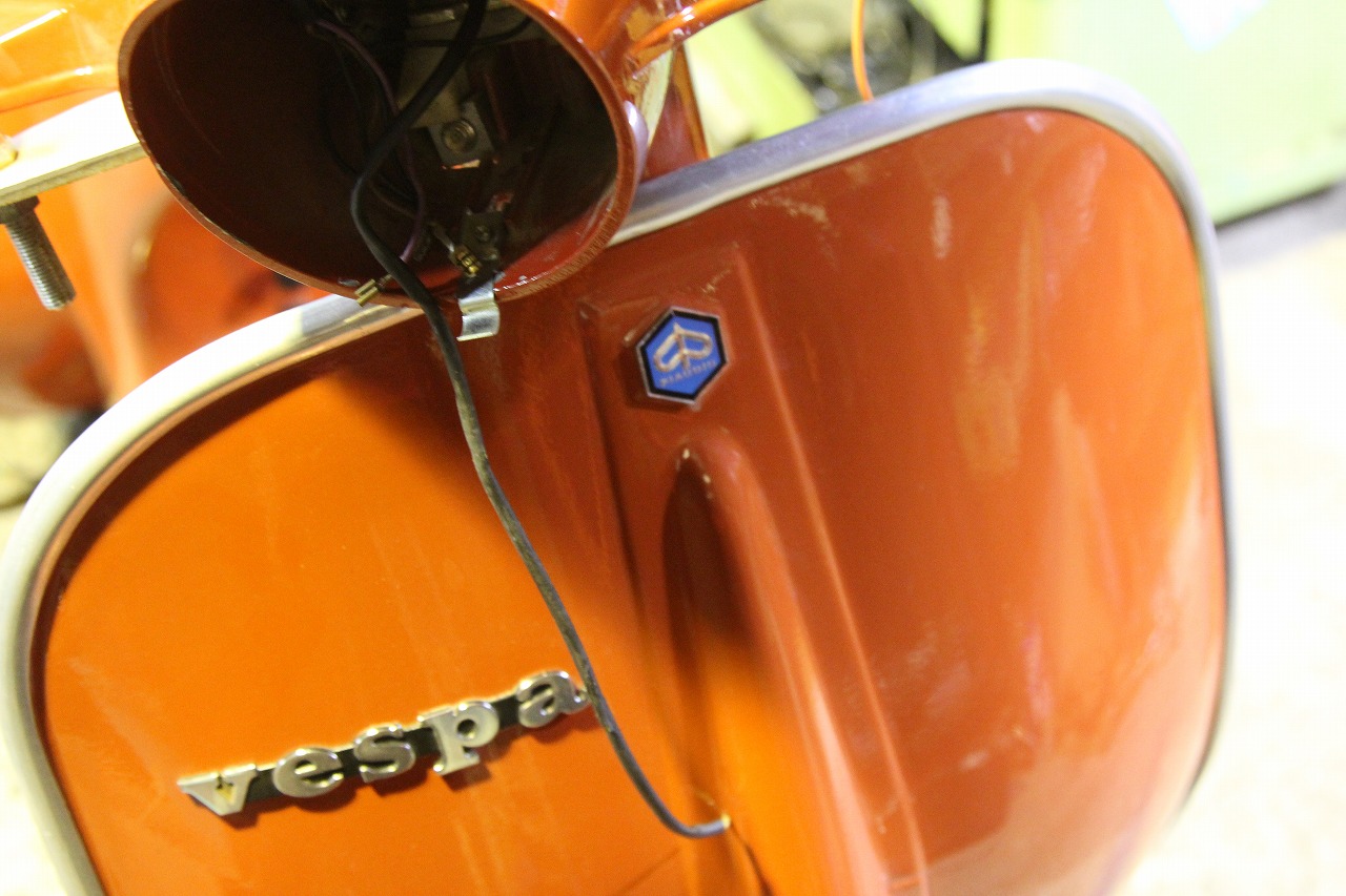 灯火類トラブルを抱えたvespa50sのフロント側の状態